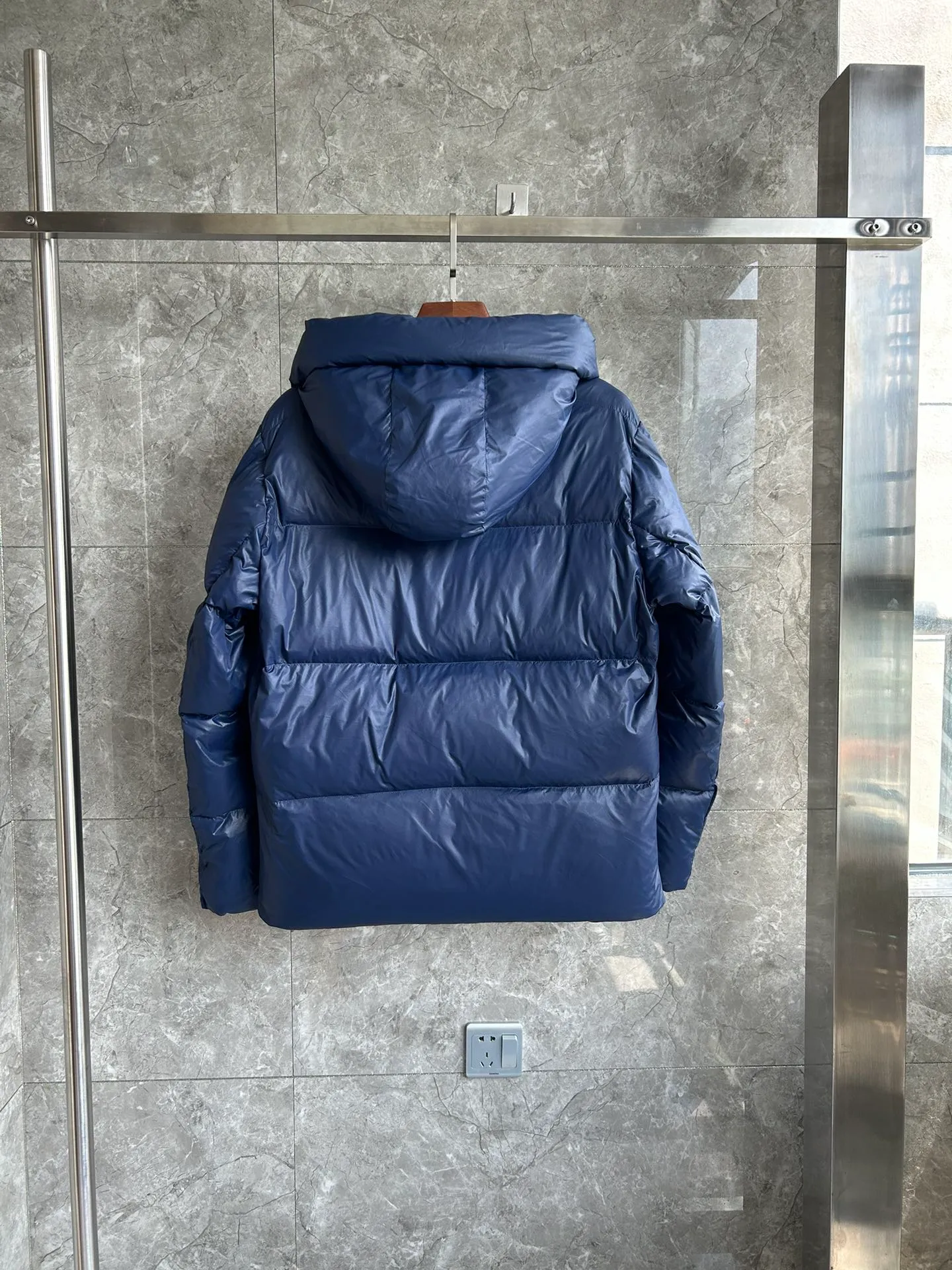 P820 ​​Dark Blue Style No.: Y111 𝘾𝘼𝙉𝘼𝘿𝘼 𝙂𝙊𝙊𝙎𝙀/Canada Goose 2023 Limited New Crofton Puff Down Jacket Pure Guangzhou Inspection 80 White Duck Down Filling‼  Top version, ceiling level‼ Crofton soft bread, the latest style in 2023, has a cold protection effect of up to level 4. It is made of recycled Feather-Light tear-resistant fabric. It is ultra-light and has no weight on the upper body at all! The unique black label highlights your temperament‼  Canada Goose, a Canadian brand, has always been recognized as the warmest down jacket. Various Instagram celebrities, Internet celebrities, and celebrities often wear it for street photos. I do Canada Goose every year, but I still can’t get rid of my love for the geese. No matter how cold the winter is, there is no need to be afraid, because there are geese! Filled with 80% white duck down, Canada Goose is the legendary warmest down jacket and is known as a must-have for Arctic outdoor sports! The most popular down jacket in the world, celebrities are rushing to buy it, it is a must-have! Same style for men and women Size: S~XXL